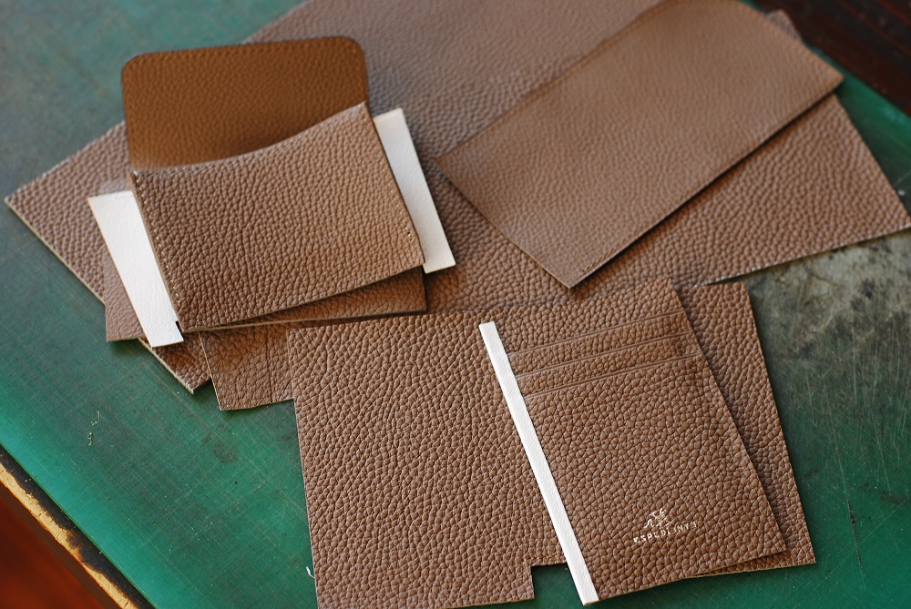 ダブルホックの『三つ折り財布』革色トープを使用して製作中のひとコマです。
